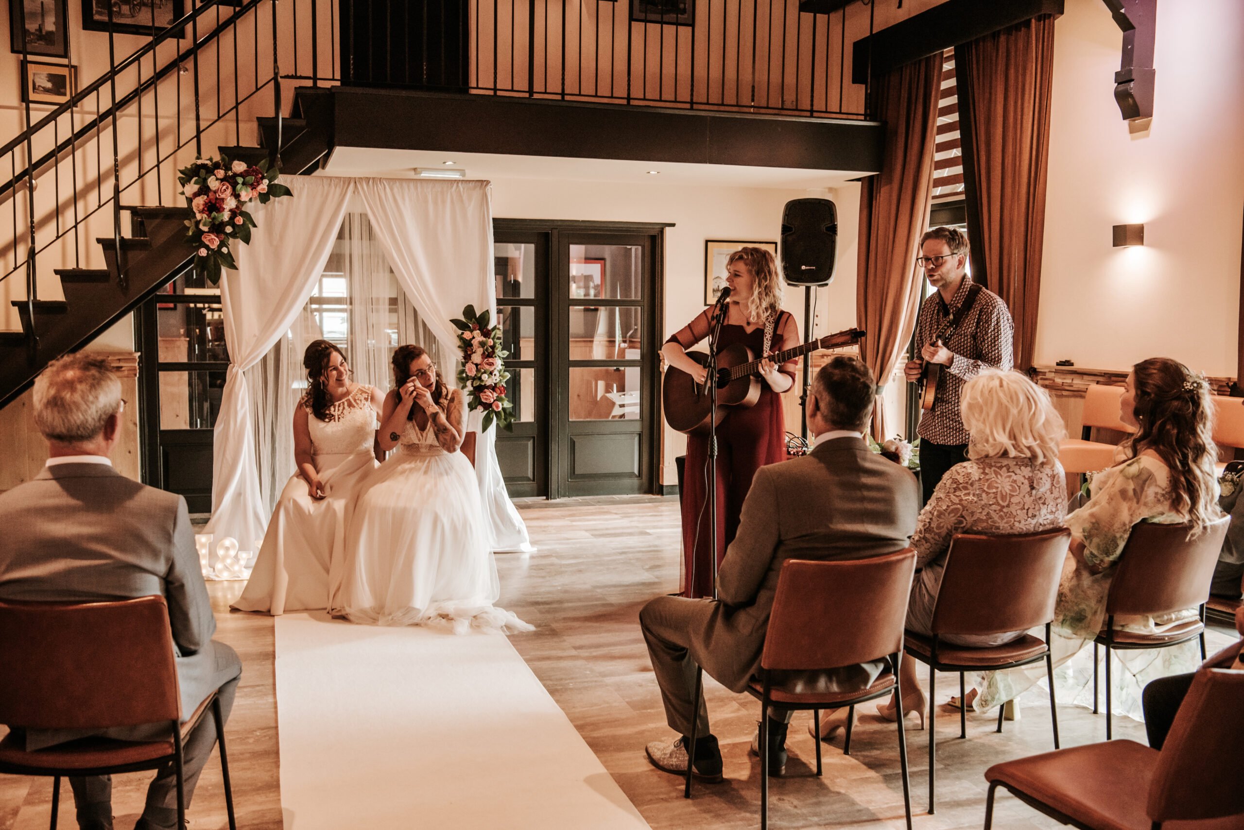 NinaLynn speelt tijdens een ceremonie