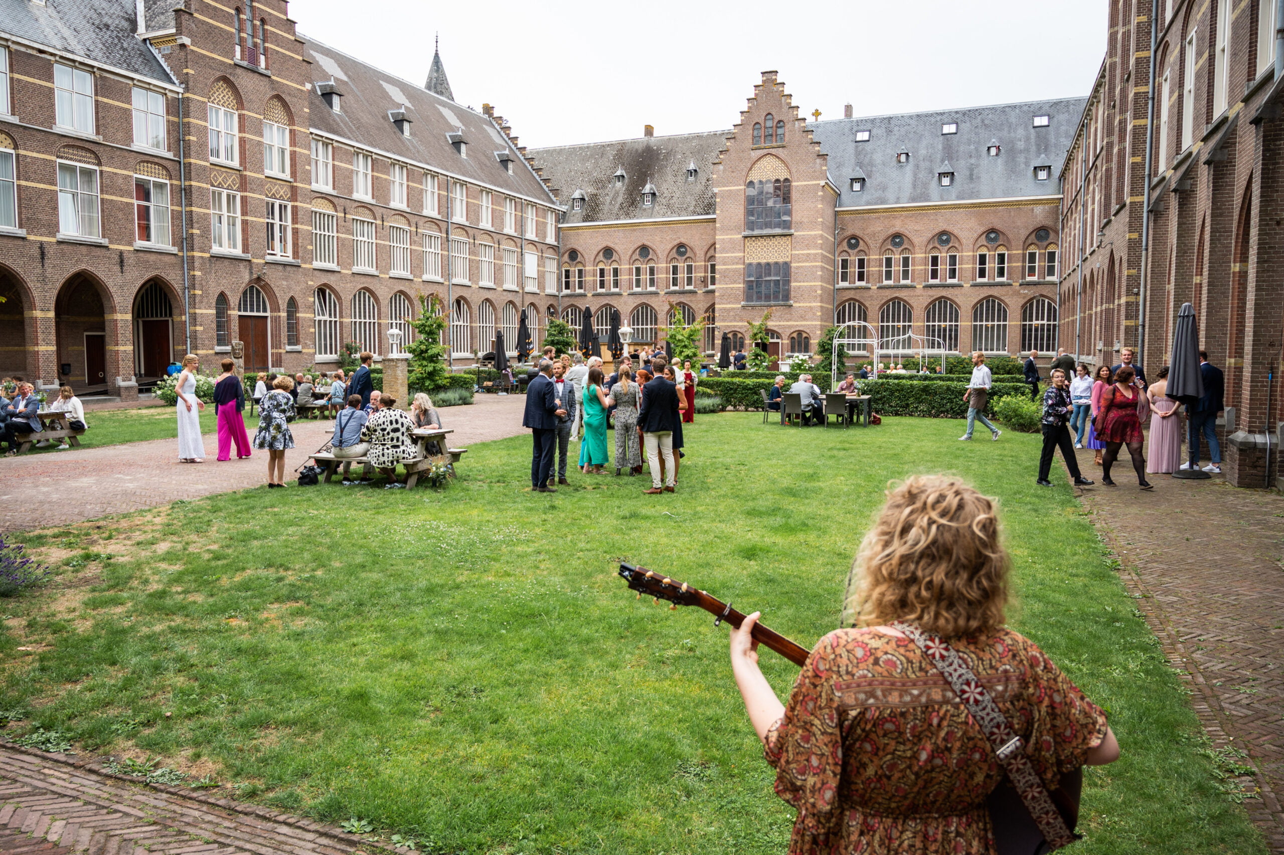 NinaLynn met gitaar tijdens een bruiloft