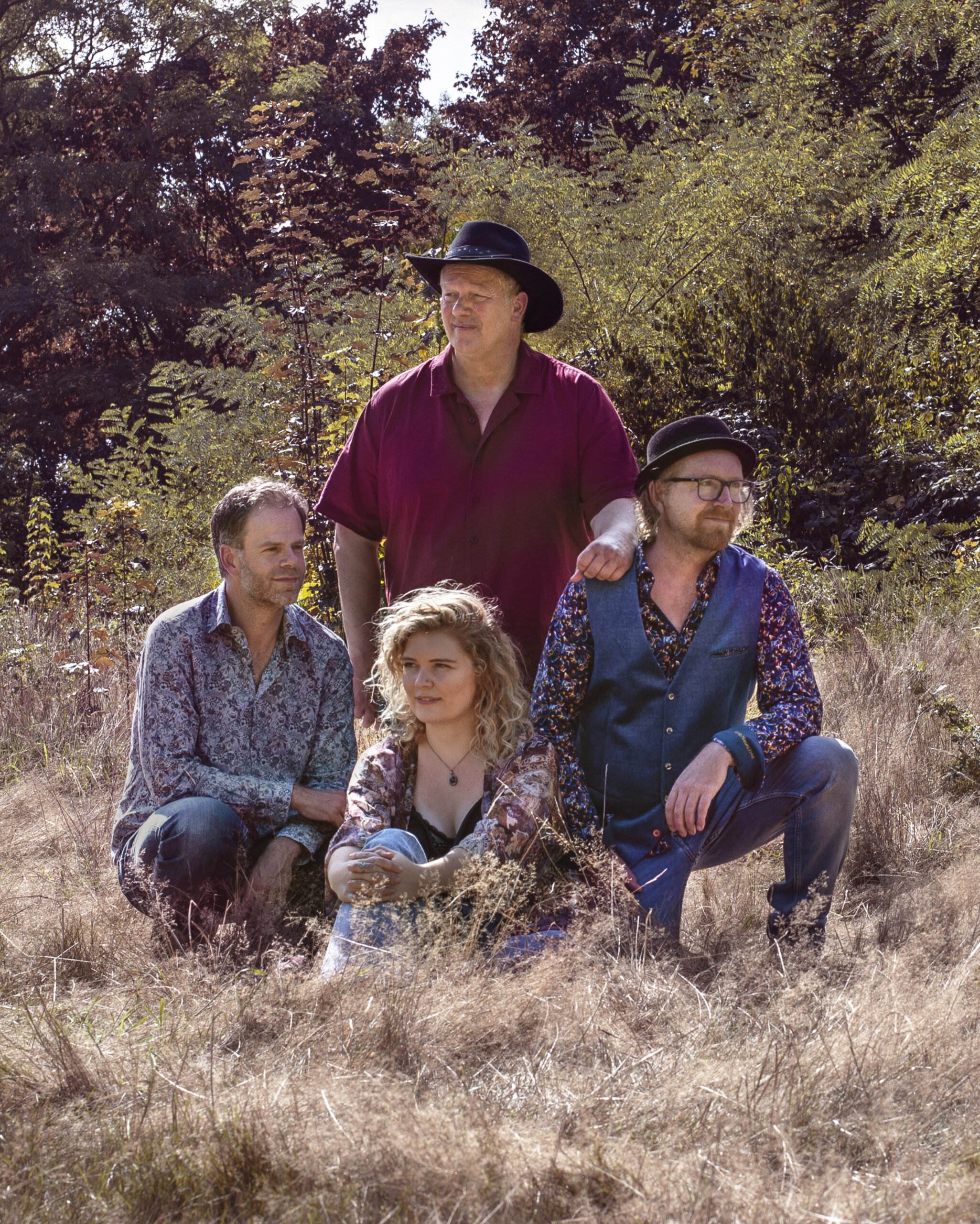 NinaLynn met haar band in een veld